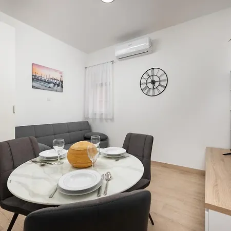 Oliva Apartments: Family-friendly With Sea View And Pool Apartment Podstrana