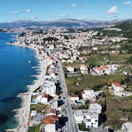 Oliva Apartments: Family-friendly With Sea View And Pool Apartment Podstrana
