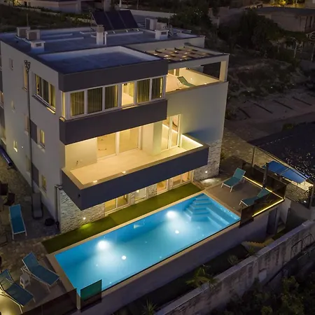 Daire Oliva And Delux For A Family With Swiming Pool, Free Parking, Terace With View At The Sea *