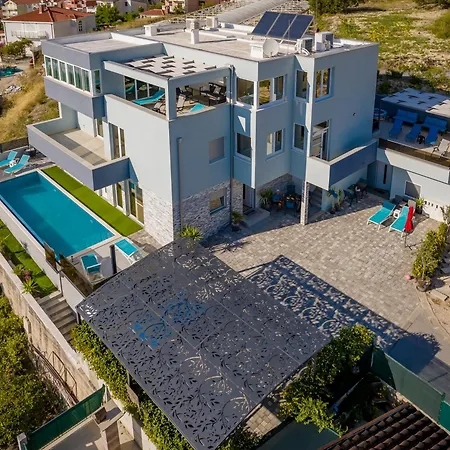 Oliva And Delux For A Family With Swiming Pool, Free Parking, Terace With View At The Sea * Podstrana