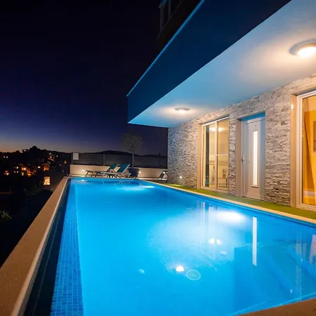 Daire Oliva And Delux For A Family With Swiming Pool, Free Parking, Terace With View At The Sea Podstrana