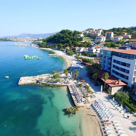 Oliva And Delux For A Family With Swiming Pool, Free Parking, Terace With View At The Sea Daire Podstrana