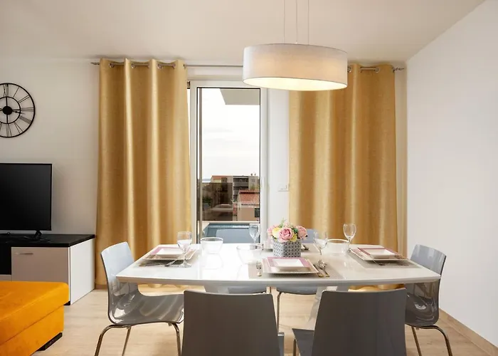 Oliva And Delux For A Family With Swiming Pool, Free Parking, Terace With View At The Sea Podstrana