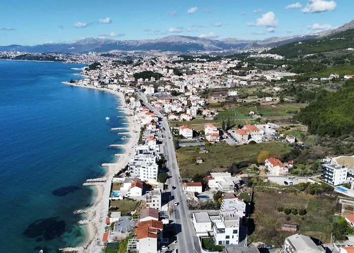 Oliva And Delux For A Family With Swiming Pool, Free Parking, Terace With View At The Sea Daire Podstrana