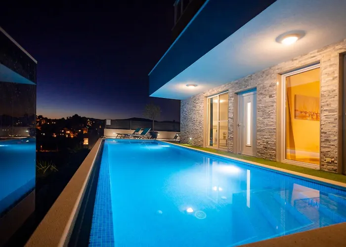 Daire Oliva And Delux For A Family With Swiming Pool, Free Parking, Terace With View At The Sea Podstrana