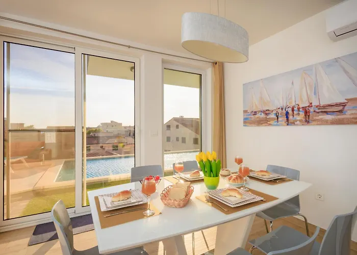 Oliva And Delux For A Family With Swiming Pool, Free Parking, Terace With View At The Sea Podstrana