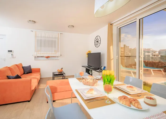 Oliva And Delux For A Family With Swiming Pool, Free Parking, Terace With View At The Sea