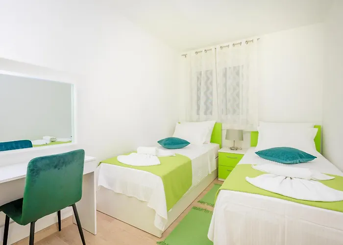 Oliva And Delux For A Family With Swiming Pool, Free Parking, Terace With View At The Sea Daire *