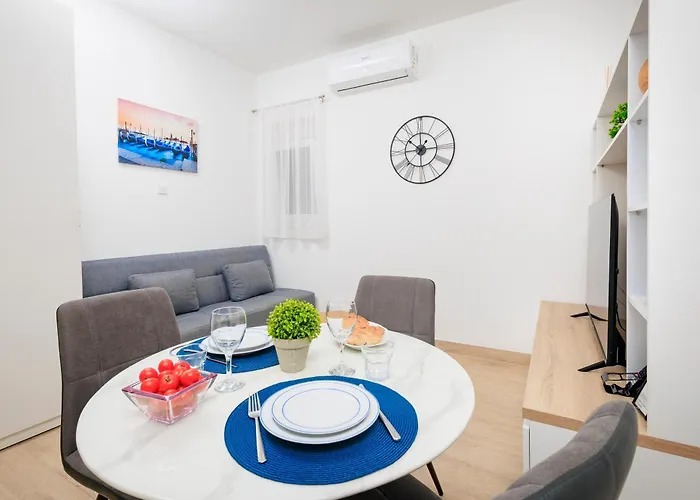 Oliva And Delux For A Family With Swiming Pool, Free Parking, Terace With View At The Sea