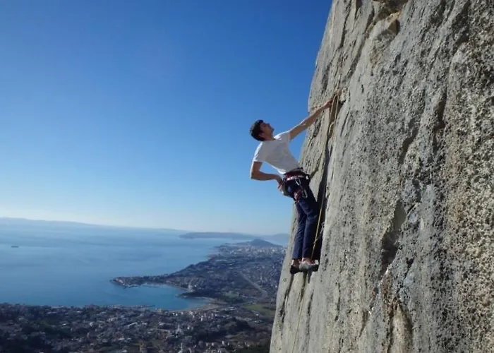 Oliva And Delux For A Family With Swiming Pool, Free Parking, Terace With View At The Sea Daire Podstrana