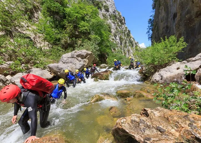 Oliva And Delux For A Family With Swiming Pool, Free Parking, Terace With View At The Sea Daire Podstrana